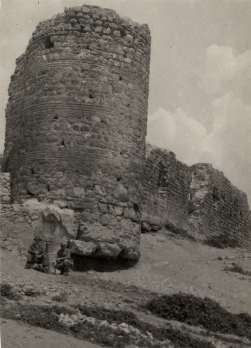 Tarihi bir kale yapısının siyah beyaz fotoğrafı